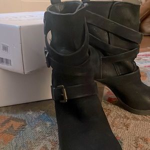 Ladies Steve Madden black strappe leather boots !